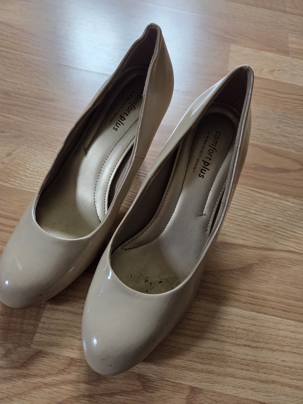 comfort plus by Predictions Beige Patent Round-Toe Heels